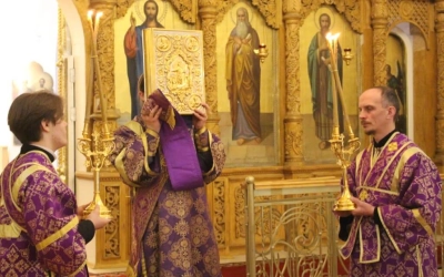 служение епископа Сергия накануне Недели Крестопоклонной