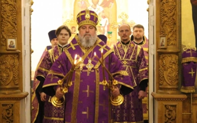 служение епископа Сергия накануне Недели Крестопоклонной