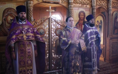 служение Епископа Сергия в третью Неделю Великого поста, Крестопоклонную