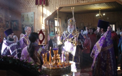 служение Епископа Сергия в третью Неделю Великого поста, Крестопоклонную