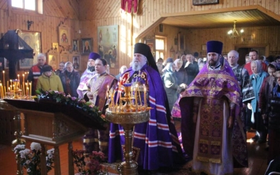 служение Епископа Сергия в третью Неделю Великого поста, Крестопоклонную