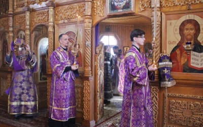 служение Епископа Сергия в третью Неделю Великого поста, Крестопоклонную