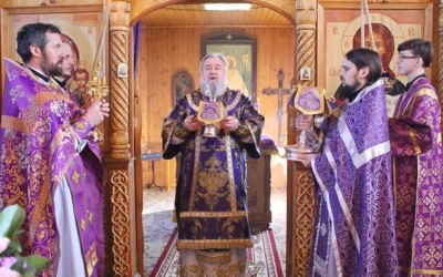 служение Епископа Сергия в третью Неделю Великого поста, Крестопоклонную