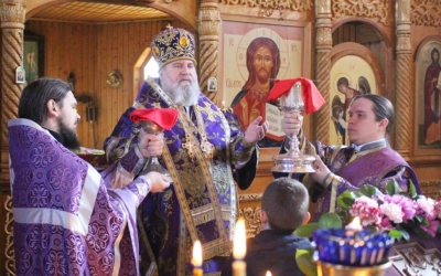 служение Епископа Сергия в третью Неделю Великого поста, Крестопоклонную