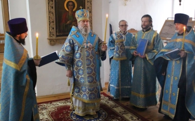 Епископ Сергий совершил утреню с чтением акафиста Пресвятой Богородице