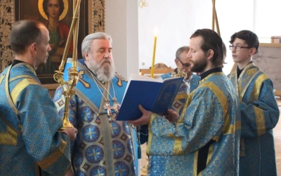 Епископ Сергий совершил утреню с чтением акафиста Пресвятой Богородице