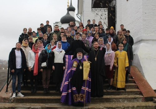 Православная молодежь молилась за Божественной Литургией