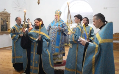 Епископ Сергий совершил утреню с чтением акафиста Пресвятой Богородице