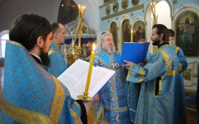 Епископ Сергий совершил утреню с чтением акафиста Пресвятой Богородице