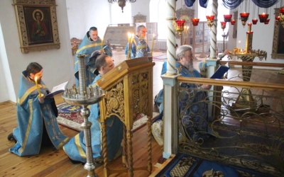 Епископ Сергий совершил утреню с чтением акафиста Пресвятой Богородице