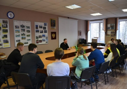 Беседа священника со студентами