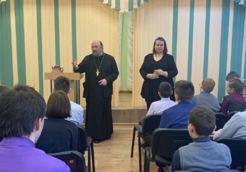 Священник встретился с педагогами и учащимися вяземской школы-интерната