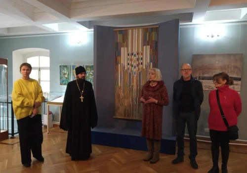 Священник посетил открытие выставки 