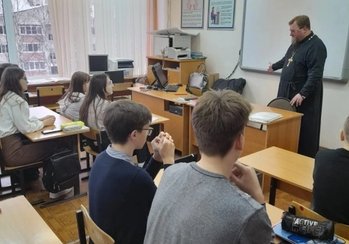 Беседа священника со школьниками
