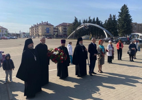 Владыка Сергий принял участие в возложении цветов к памятнику Первого космонавта Юрия Алексеевича Гагарина