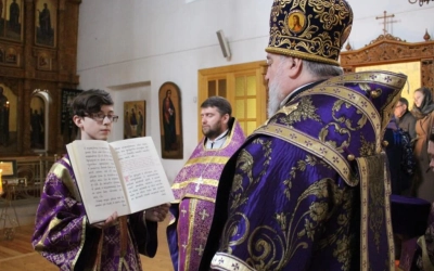 служение Епископа Сергия в Великий четверг