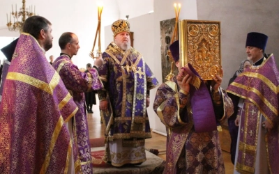 служение Епископа Сергия в Великий четверг