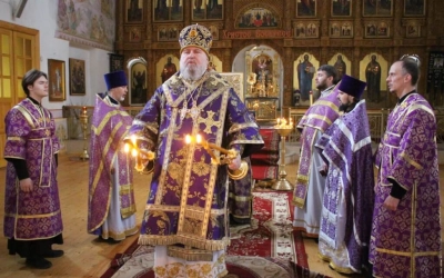 служение Епископа Сергия в Великий четверг