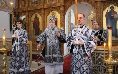 Епископ Сергий возглавил Утреню с чтением 12-ти Евангелий Страстей Христовых