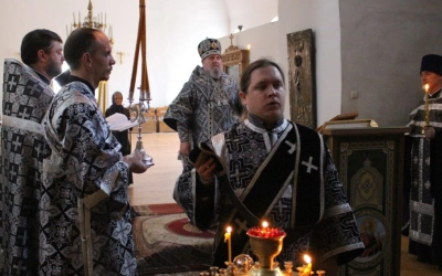 Епископ Сергий возглавил Утреню с чтением 12-ти Евангелий Страстей Христовых