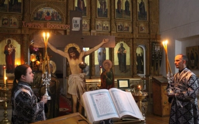 Епископ Сергий возглавил Утреню с чтением 12-ти Евангелий Страстей Христовых