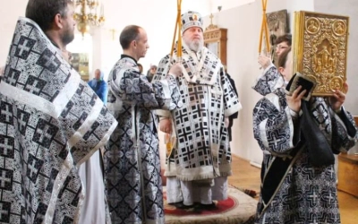 служение Епископа Сергия в Великую Субботу