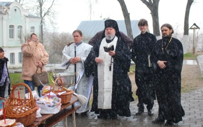 служение Епископа Сергия в Великую Субботу