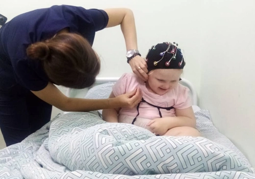 Помощь, собранная в рамках акции «Белый цветок», продолжает поддерживать Варю Кузьмину