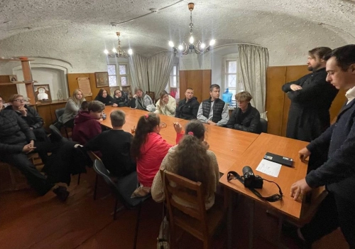 В Культурно-просветительском центре Спасо-Аркадиевского архиерейского монастырского подворья г. Вязьмы сотрудники Молодежно-миссионерского Отдела Вяземской епархии провели очередную встречу с православной молодежью города Вязьмы