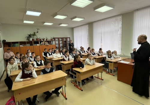 В Новодугино состоялась встреча священника с учащимися средних классов в рамках школьного этапа Рождественских чтений