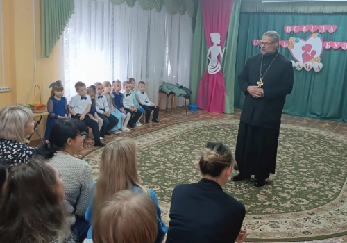 Благочинный Вяземского городского округа посетил детский сад накануне празднования Дня Матери