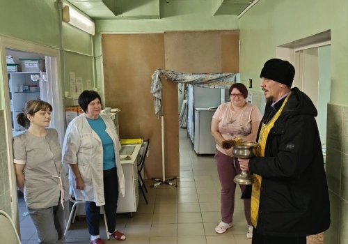Священники Вяземской епархии поздравили персонал и пациентов с Крещением Господним