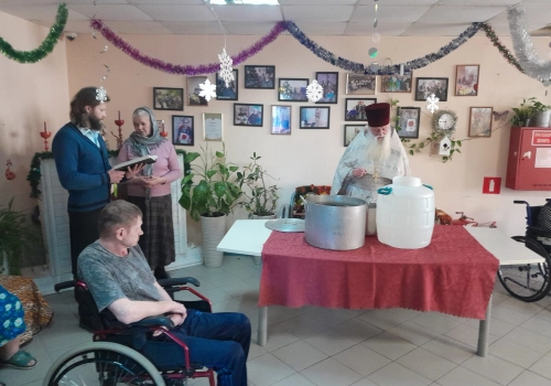 Настоятель храма в честь Сампсона Странноприимца посетил Вяземский дом-интернат для престарелых и инвалидов.