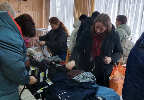 Продолжается оказание вещевой помощи благополучателям епархиального гуманитарного центра