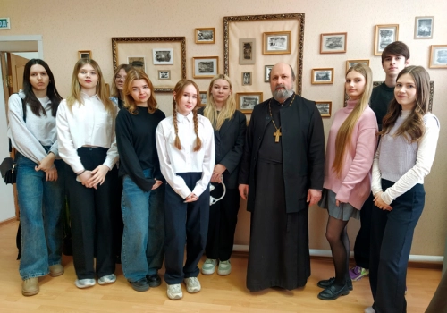Состоялась очередная встреча священника со школьниками в Вяземском литературном салоне