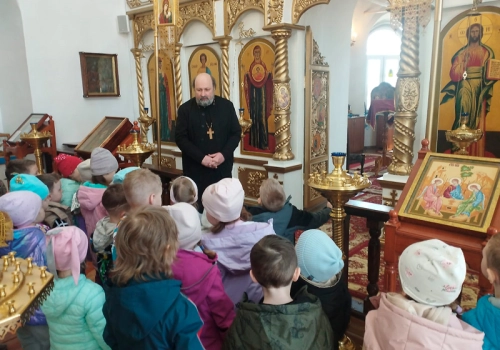 Священник провел экскурсию в храме для детей из детского сада