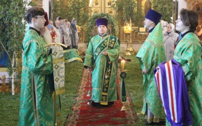 служение Епископа Сергия в праздник Святой Троицы