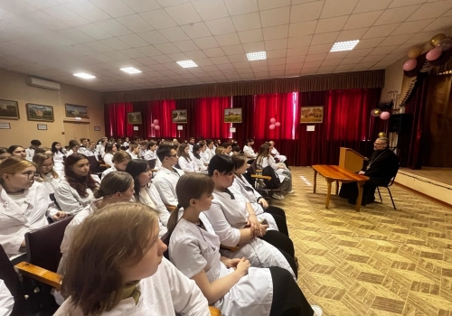 Встреча со священником в медицинском колледже имени Е.О. Мухина города Вязьмы на тему антинаркотической деятельности