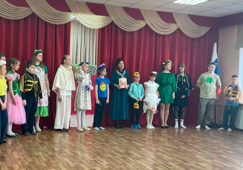 Воспитанники воскресной школы при Введенской церкви поздравили учащихся СОГБОУ 