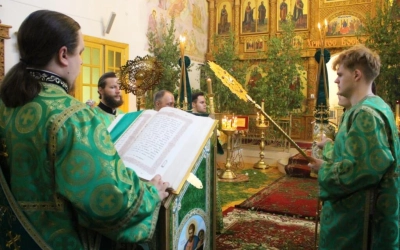 служение Епископа Сергия в праздник Святой Троицы