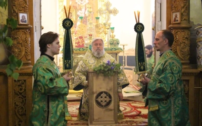 служение Епископа Сергия в праздник Святой Троицы