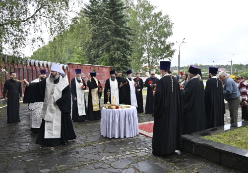 Митрополит Исидор и епископ Симон совершили панихиду на Мемориале памяти в городе Ярцево