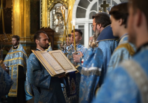 Архипастырь возглавил вечернее богослужение с чтением акафиста Пресвятой Богородице перед Смоленской иконой Божией Матери Одигитрии