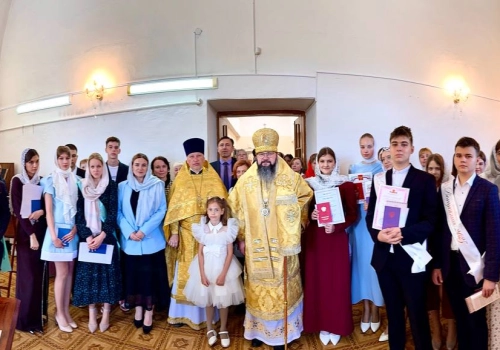 Митрополит Исидор возглавил Божественную литургию в Нижне-Никольском храме в день Выпускного акта Смоленской Православной гимназии