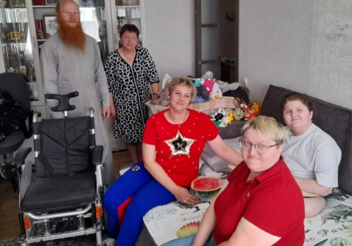 Юному жителю города Сафоново подарили инвалидную коляску