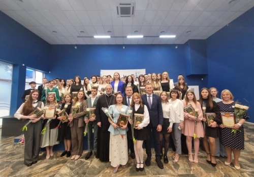 Благочинный Вяземского округа принял участие в торжественной церемонии чествования выпускников общеобразовательных учреждений