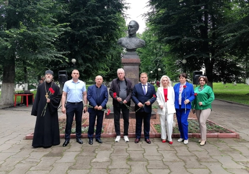 В сквере имени Нахимова прошел митинг в честь 223 годовщины со Дня рождения адмирала Нахимова Павла Степановича