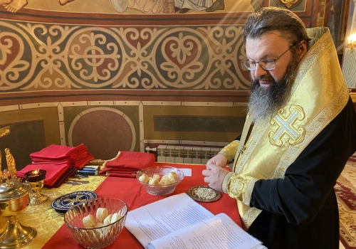 Вечернее богослужение в Никольском монастыре Переславля-Залесского