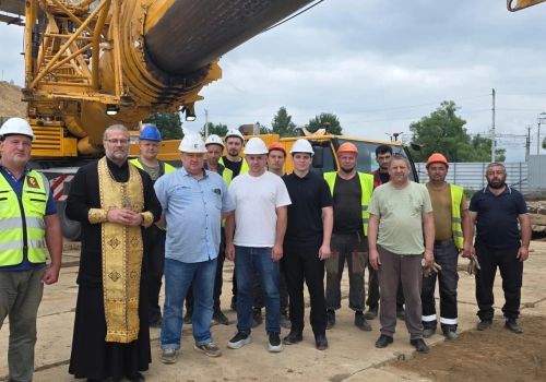 Благочинный Вяземского округа благочинный совершил молебен перед началом монтажных работ на путепроводе