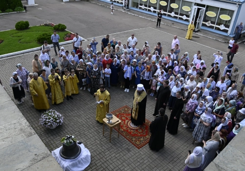 Митрополит Исидор возглавил богослужение в храме Новомучеников и Исповедников Церкви Русской